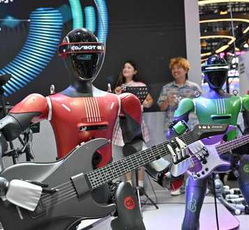 China presenta robots humanoides para el trabajo en industria y hogar