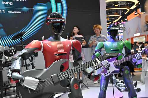 China presenta robots humanoides para el trabajo en industria y hogar