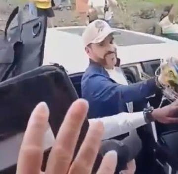 colom Abelardo de la Espriella reparte balones en Quibdó, una de las zonas más devastadas por el terremoto