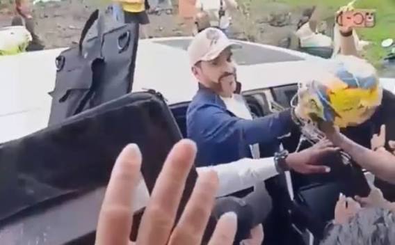 Abelardo de la Espriella reparte balones en Quibdó, una de las zonas más devastadas por el terremoto