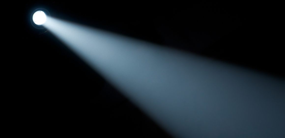Spot light beam. Flashlight Necesitamos un reflector