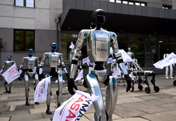 Decenas de robots “protestan” contra el uso descontrolado de la IA en Polonia