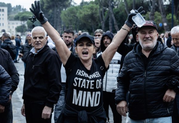 Albania Miles de personas protestan contra el Gobierno en Albania por decimocuarto día consecutivo
