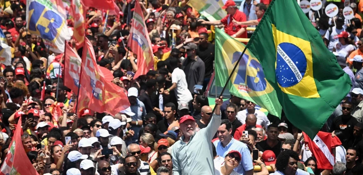 Brasil Lula y Bolsonaro cierran sus campañas con actos multitudinarios en Brasil