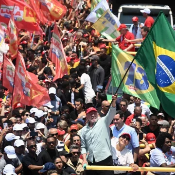 Brasil Lula y Bolsonaro cierran sus campañas con actos multitudinarios en Brasil