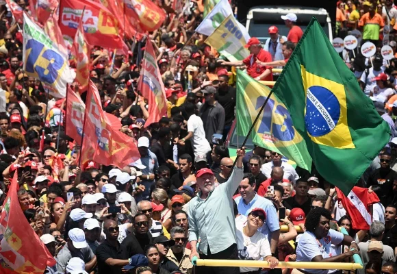 Brasil Lula y Bolsonaro cierran sus campañas con actos multitudinarios en Brasil