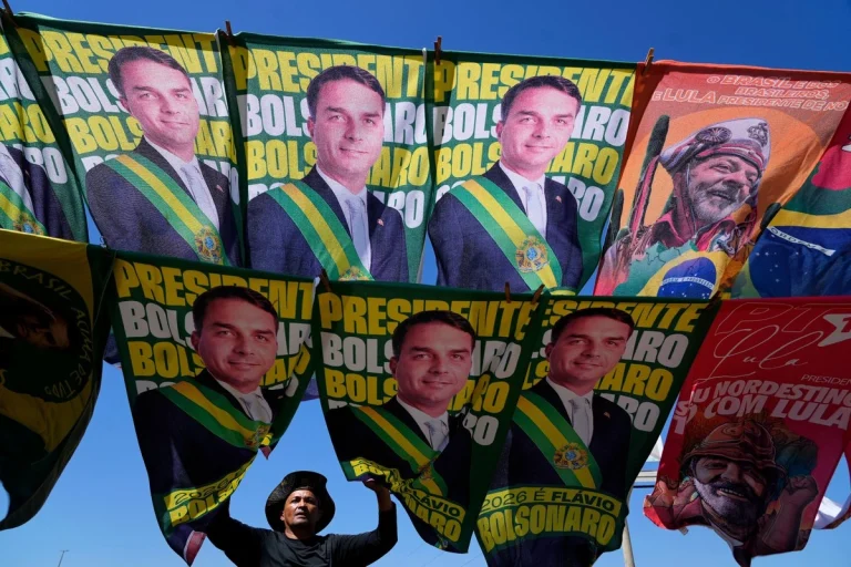 Cuando se hunde el Titanic, aparecen los Bolsonaro