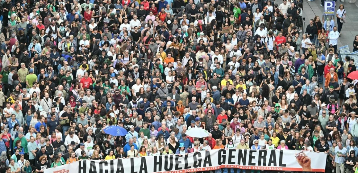 Decenas de miles protestan en España por la vivienda; convocan a huelga general