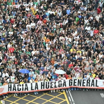 ESpaaña huelga Decenas de miles protestan en España por la vivienda; convocan a huelga general