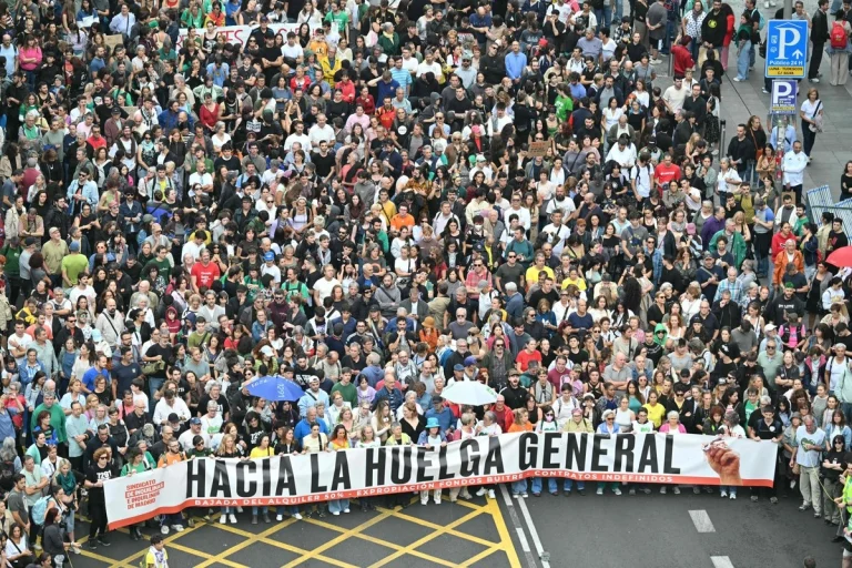 Decenas de miles protestan en España por la vivienda; convocan a huelga general