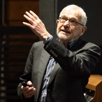 Cazador de neutrinos: quién es el ganador del Nobel de Física y qué son las partículas que estudia