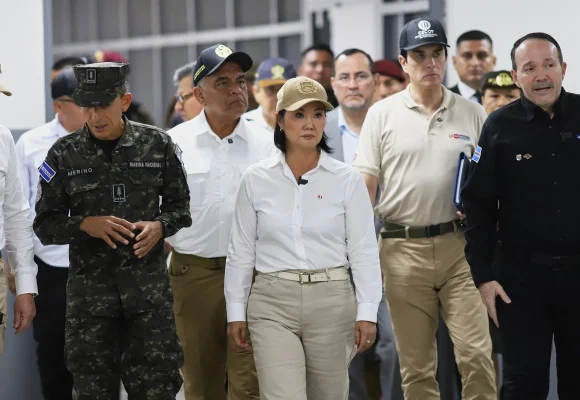 Keiko Fujimori visita la megacárcel de Bukele y califica su modelo como exitoso