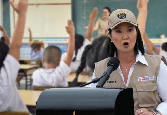 Perú Gobierno de Perú prohíbe maquillaje e impone pelo corto en escuelas públicas