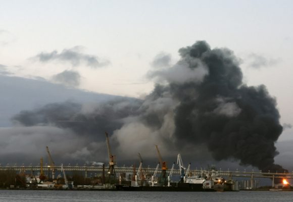 Ucrania Ucrania daña la principal terminal de petróleo de San Petersburgo en uno de los mayores ataques con drones de la guerra