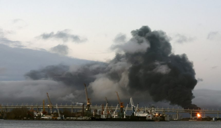 Ucrania daña la principal terminal de petróleo de San Petersburgo en uno de los mayores ataques con drones de la guerra
