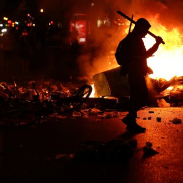 De las aulas vacías a las calles desbordadas: Francia se rebela contra un Estado que ha dejado de garantizar el futuro