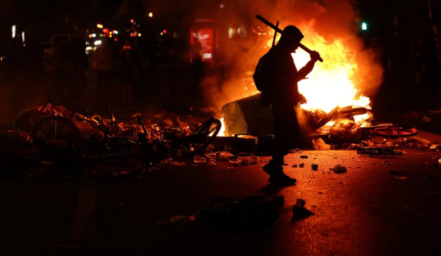 De las aulas vacías a las calles desbordadas: Francia se rebela contra un Estado que ha dejado de garantizar el futuro